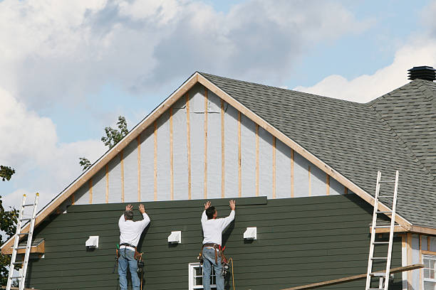 Professional Siding Installation technician working in Evanston, IL